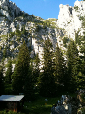 Blick zum Klettersteig am Suling vom Sulinghaus aus